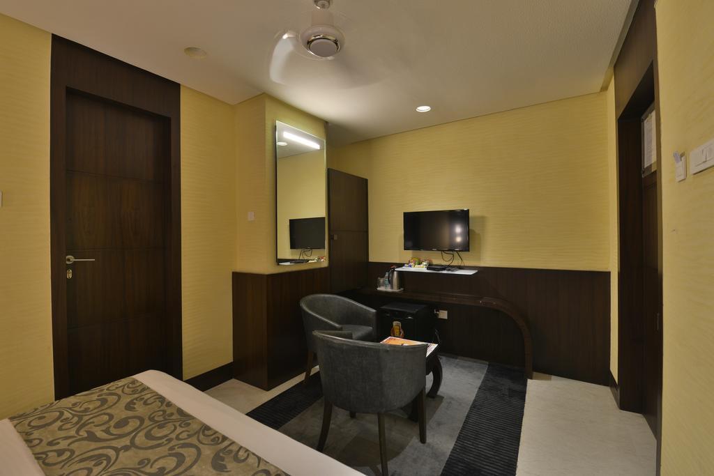 The Golden Oak Hotel Raipur  Exterior photo