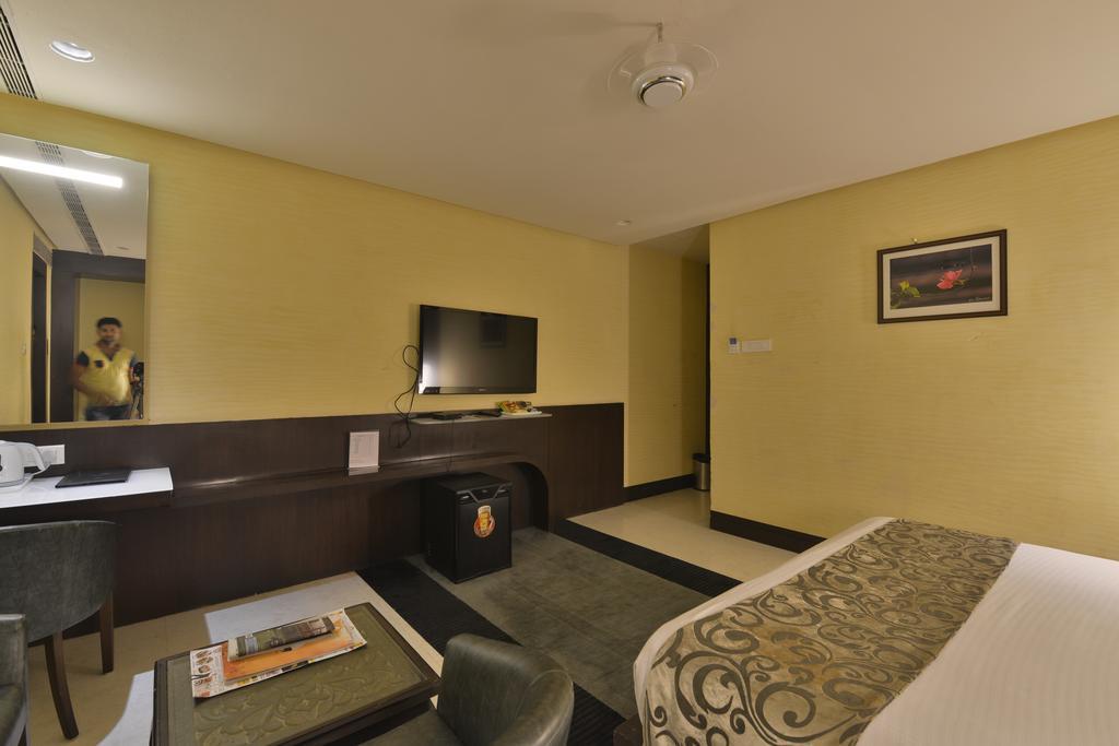 The Golden Oak Hotel Raipur  Exterior photo