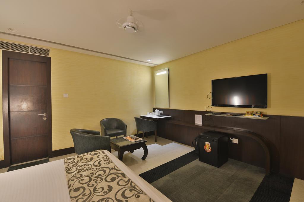 The Golden Oak Hotel Raipur  Exterior photo