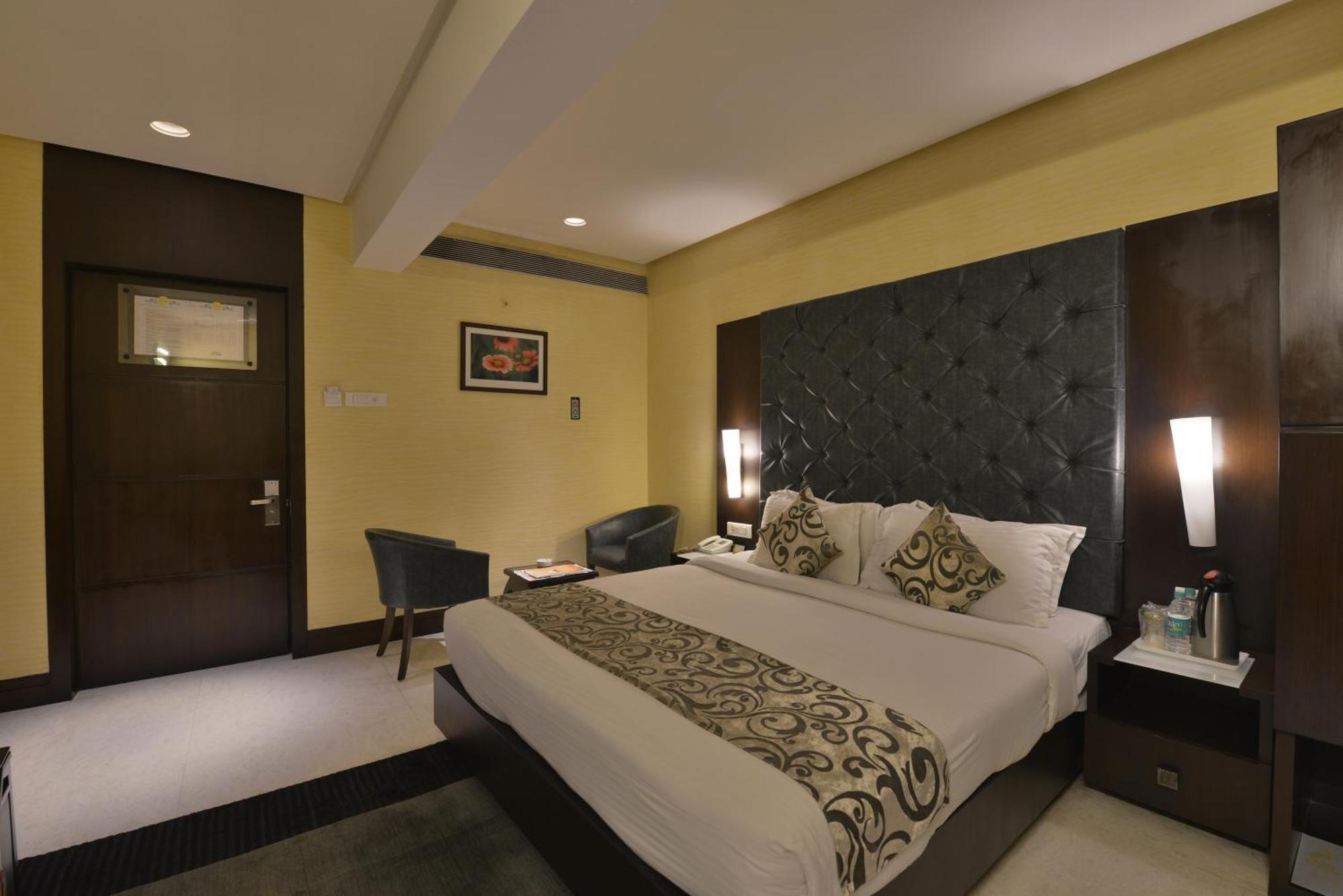 The Golden Oak Hotel Raipur  Exterior photo