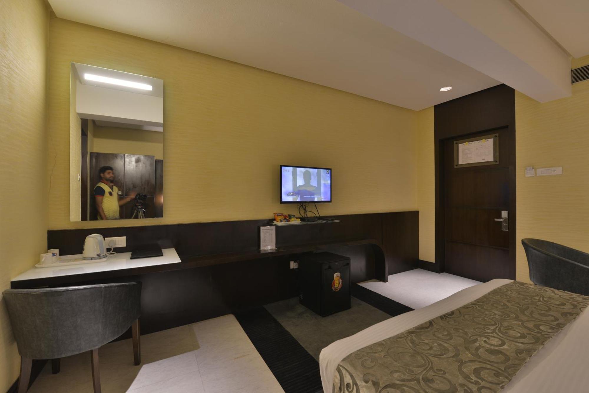The Golden Oak Hotel Raipur  Exterior photo