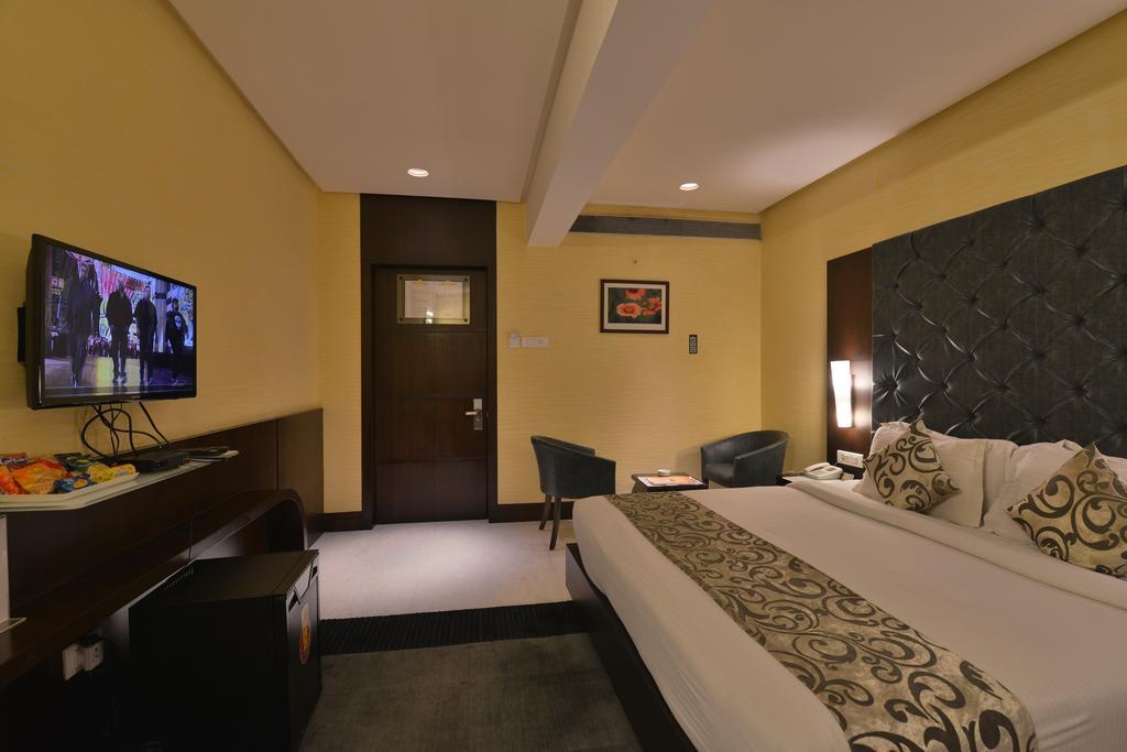 The Golden Oak Hotel Raipur  Exterior photo