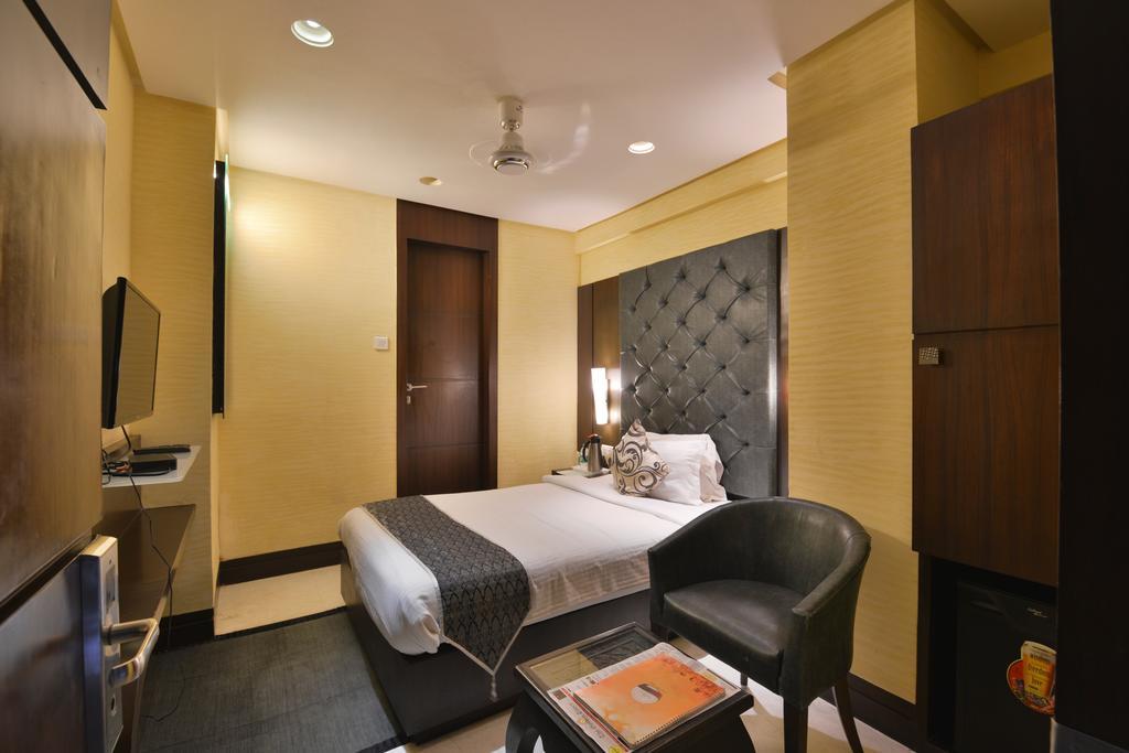 The Golden Oak Hotel Raipur  Exterior photo