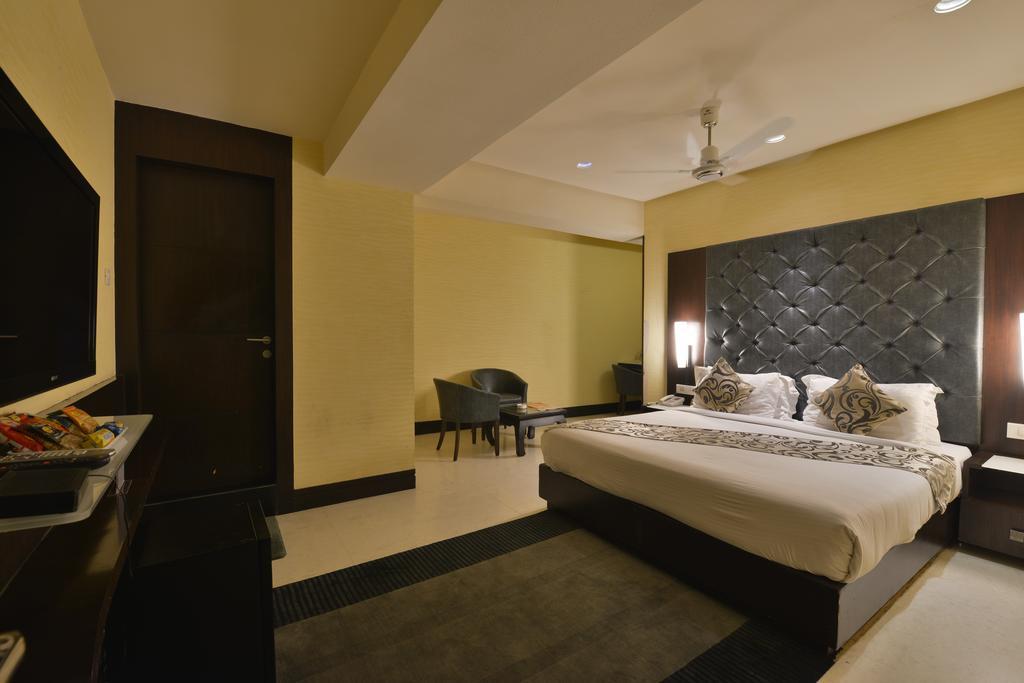 The Golden Oak Hotel Raipur  Room photo