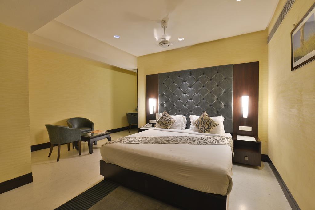 The Golden Oak Hotel Raipur  Exterior photo