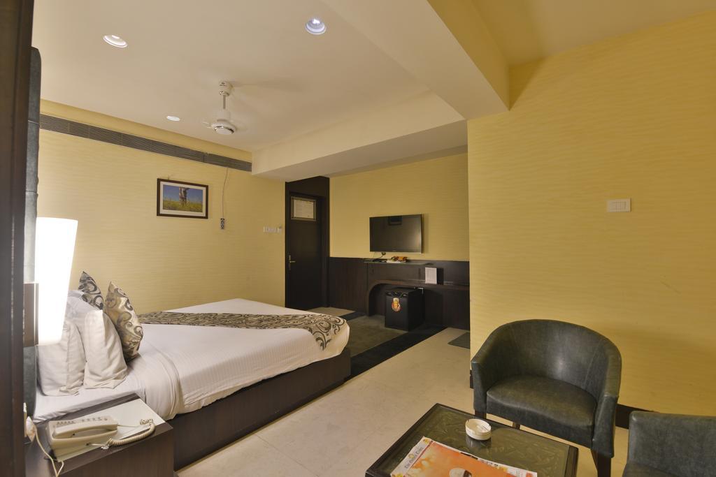 The Golden Oak Hotel Raipur  Exterior photo