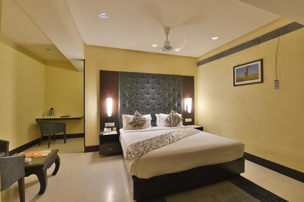 The Golden Oak Hotel Raipur  Exterior photo